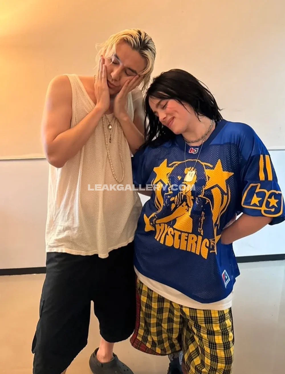 Billie_eilish Blue Jersey Hug Pose OnlyFans Photo Leaked