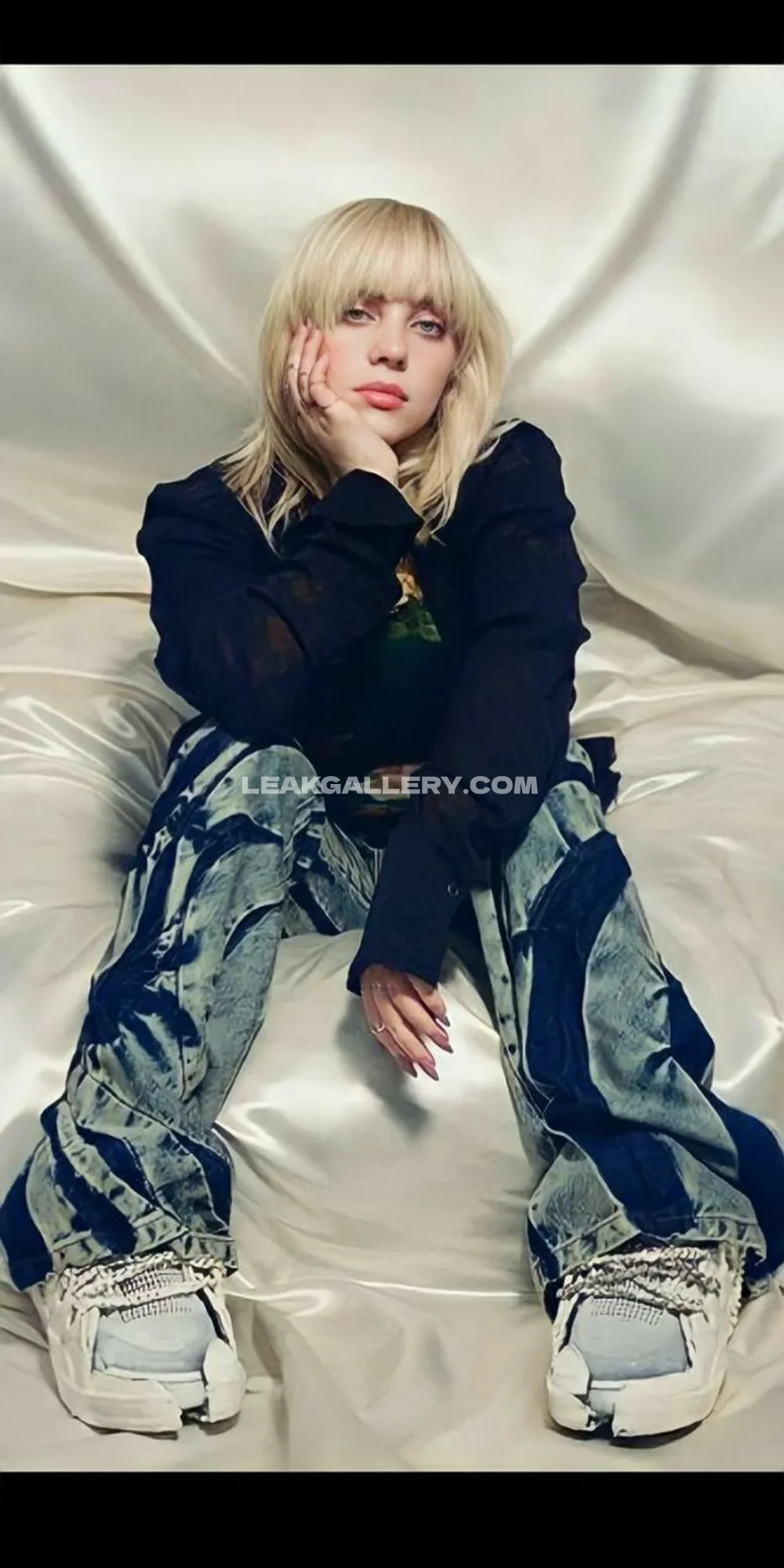 Billie_eilish Sitting Pose With Denim OnlyFans Photo Leaked