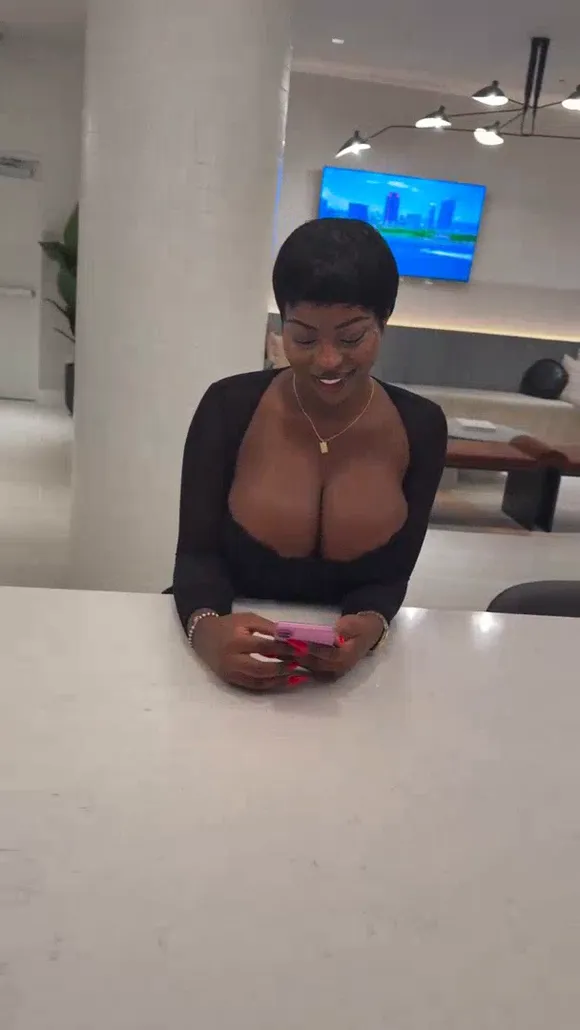 Bimbonique Low-Cut Black Top OnlyFans Video Leaked