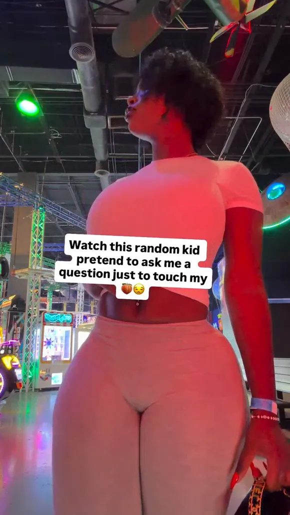 Bimbonique Tight Pants Ass Shot OnlyFans Video Leaked