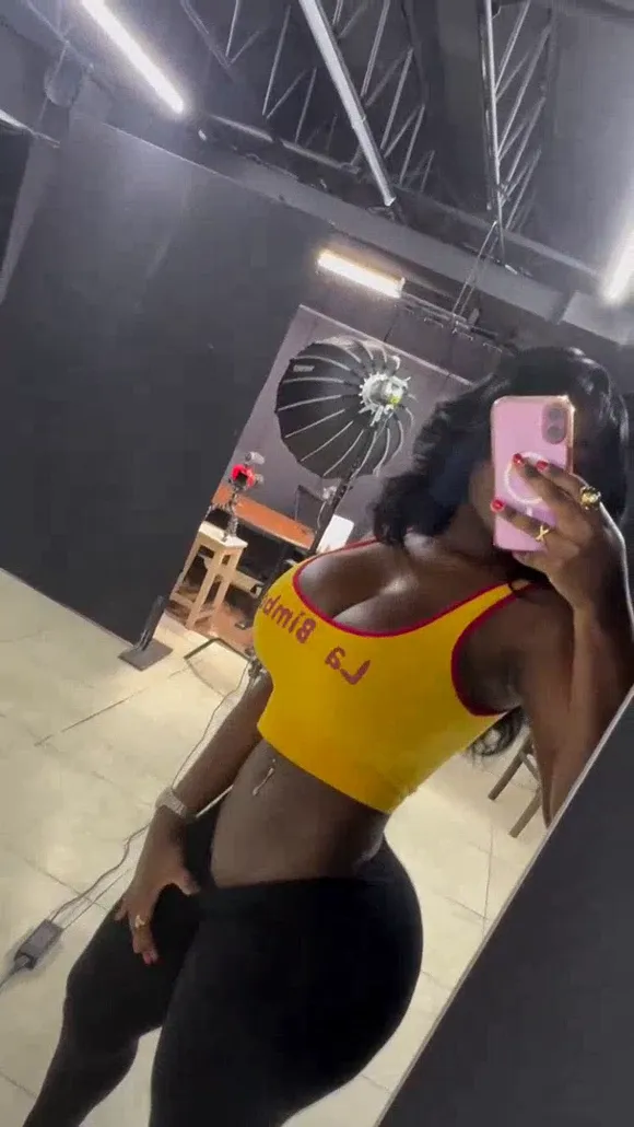 Bimbonique Yellow Crop Top Pose OnlyFans Video Leaked