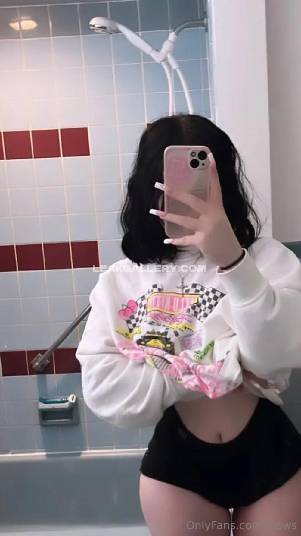 Blows Bathroom Mirror Selfie OnlyFans Photo Leaked