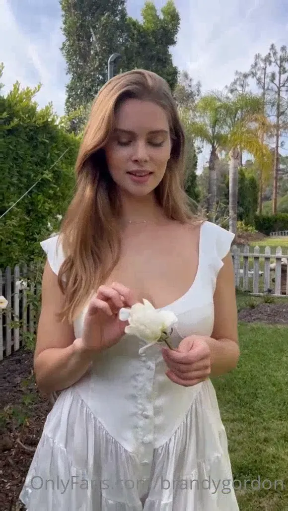 Brandygordon Full Nude Garden Pose OnlyFans Video Leaked