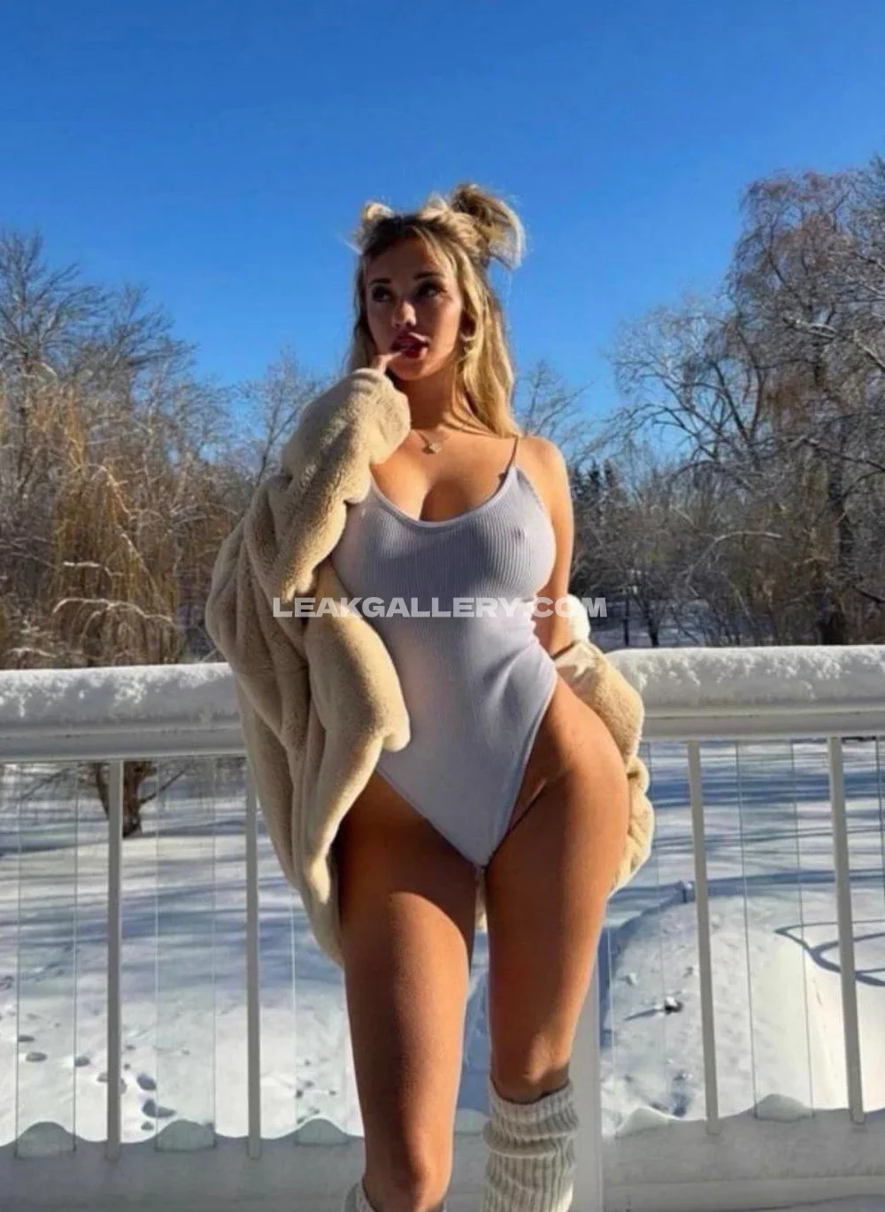 Breckie Bodysuit Pose In Snow OnlyFans Photo Leaked