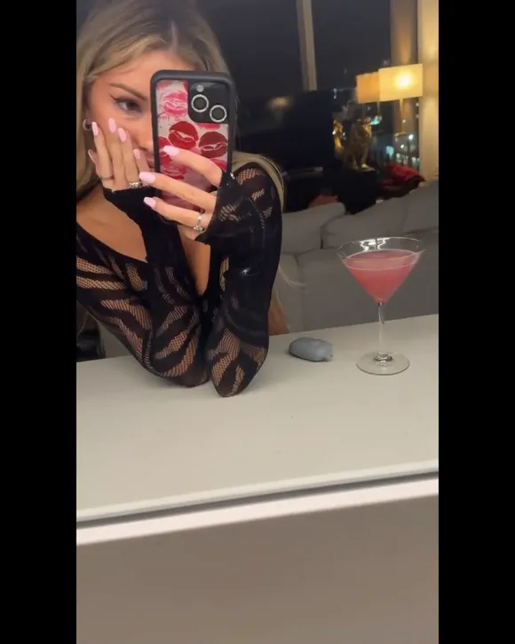 Breckie Mirror Selfie With Cocktail OnlyFans Video Leaked