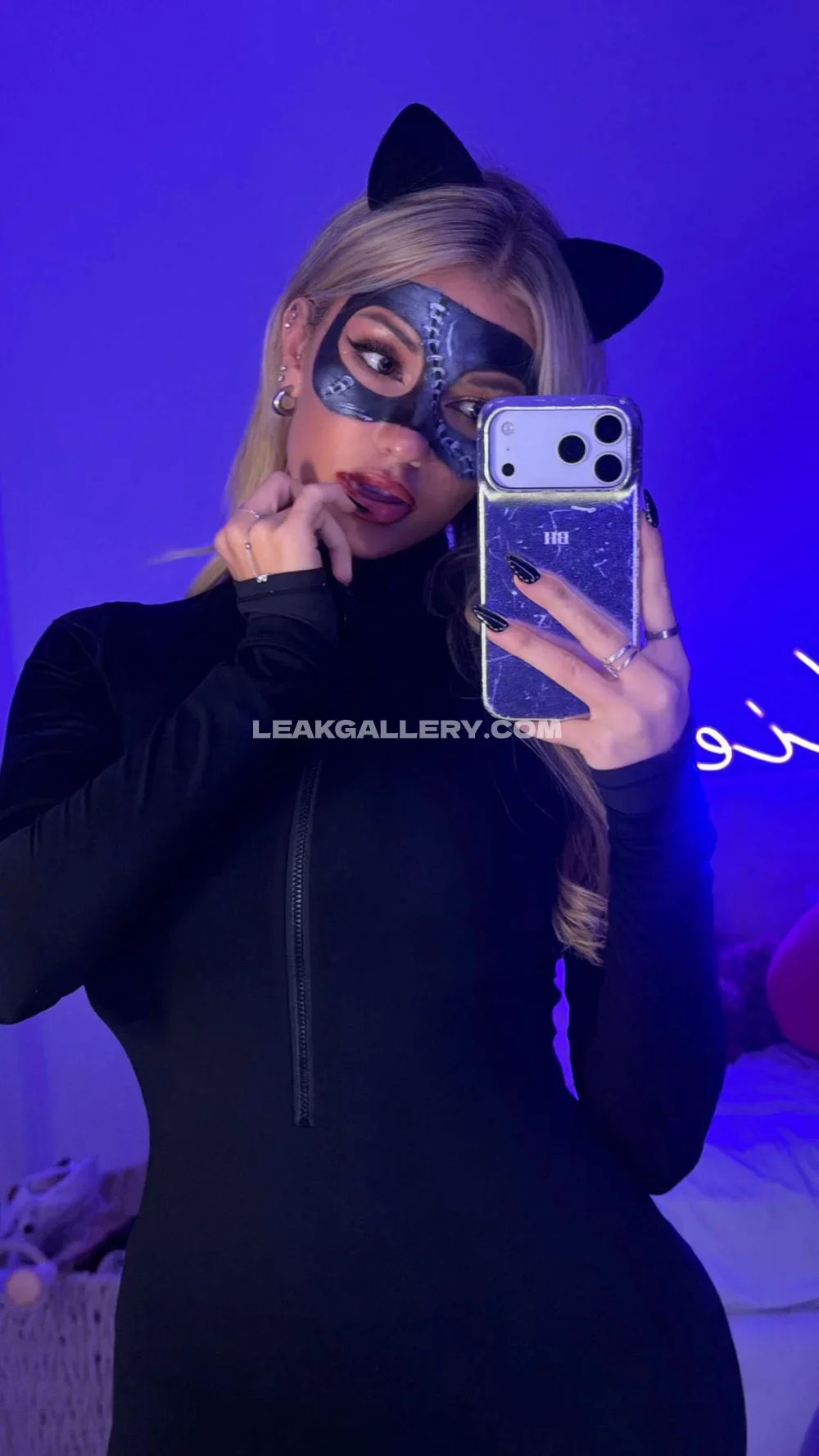 Breckie Cat Mask Selfie Pose OnlyFans Photo Leaked