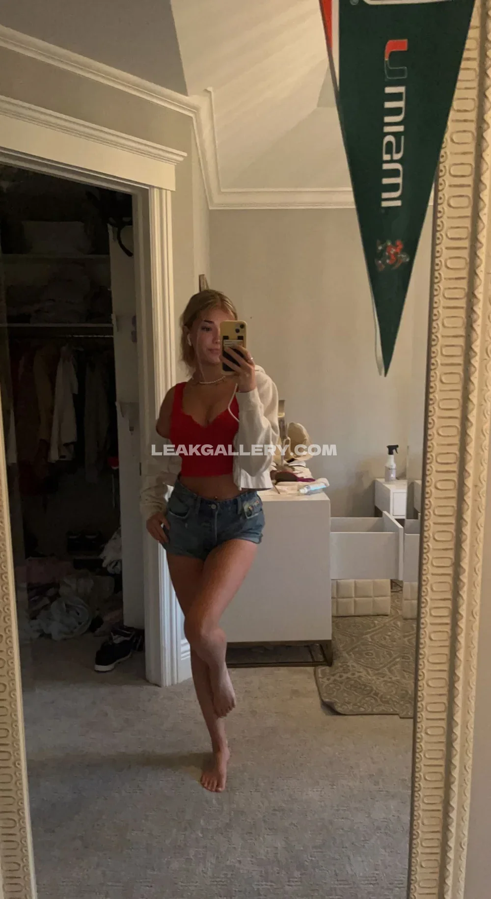 Breckie Red Crop Top Mirror Selfie OnlyFans Photo Leaked