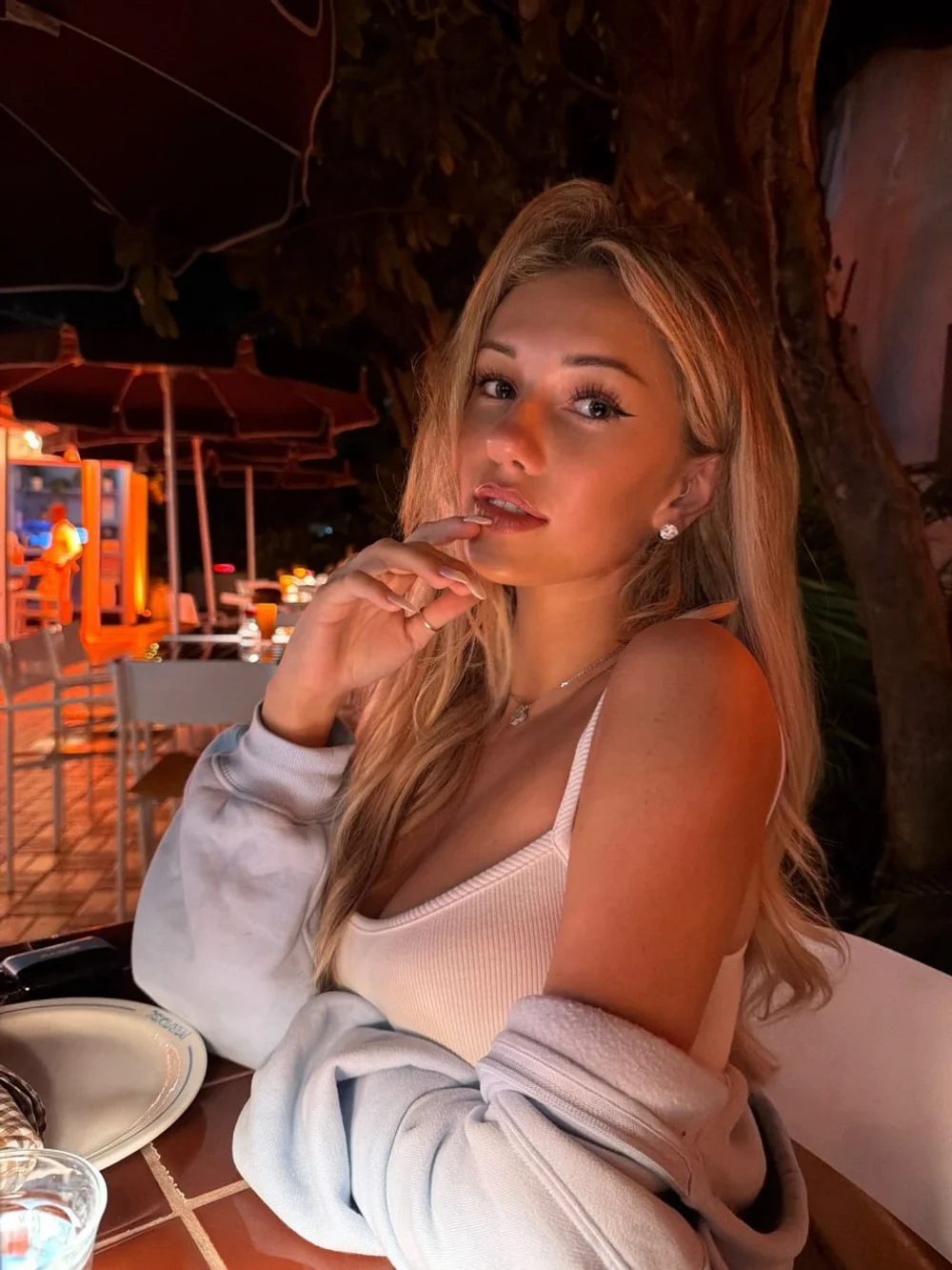 Breckie Outdoor Table Pose OnlyFans Photo Leaked