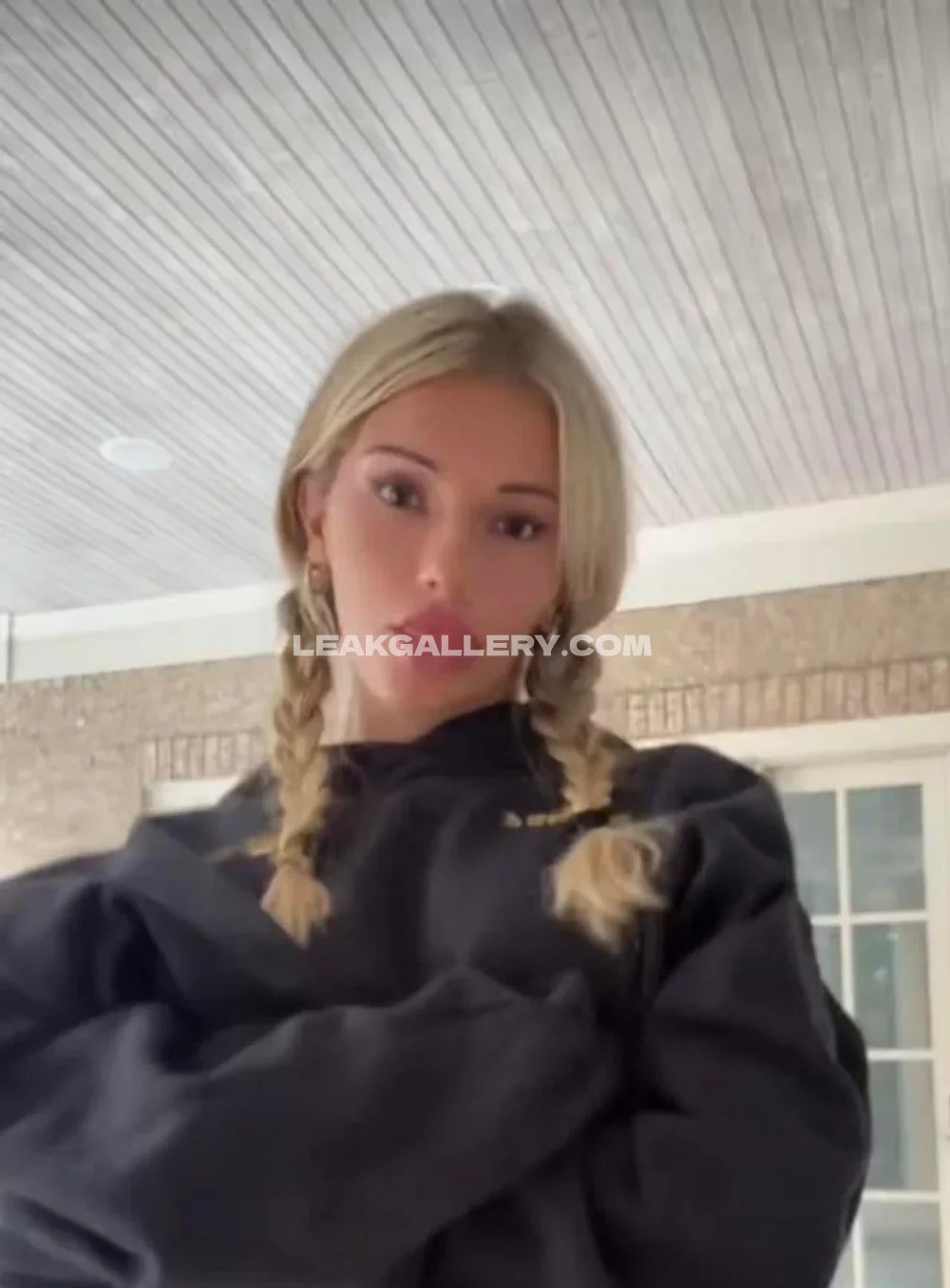 Breckie Braided Hair Hoodie Pose OnlyFans Photo Leaked