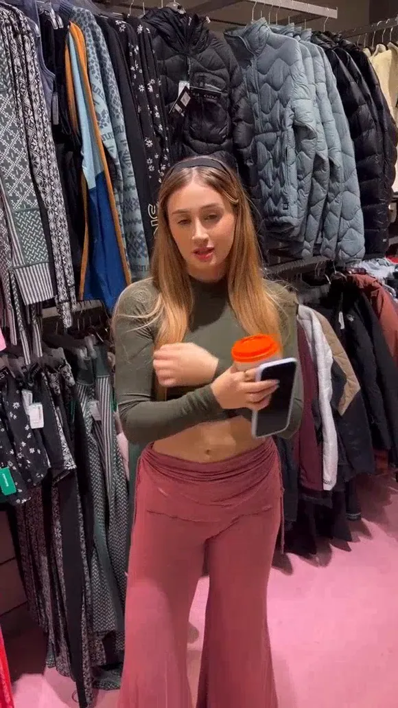 Bronwinaurora Crop Top Shopping Pose OnlyFans Video Leaked