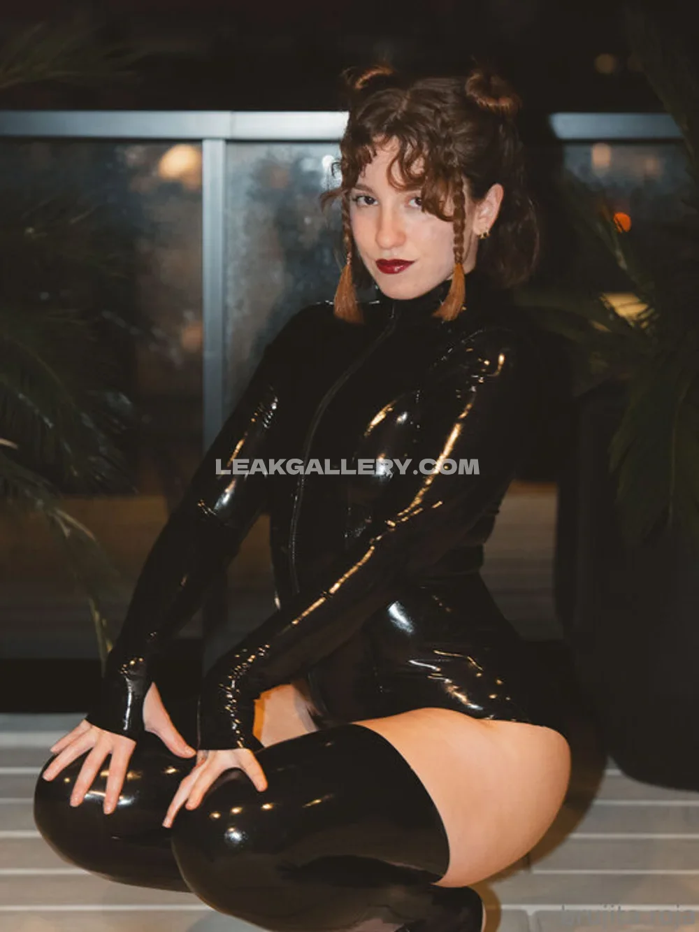 Brujita_roja Latex Bodysuit Squat OnlyFans Photo Leaked