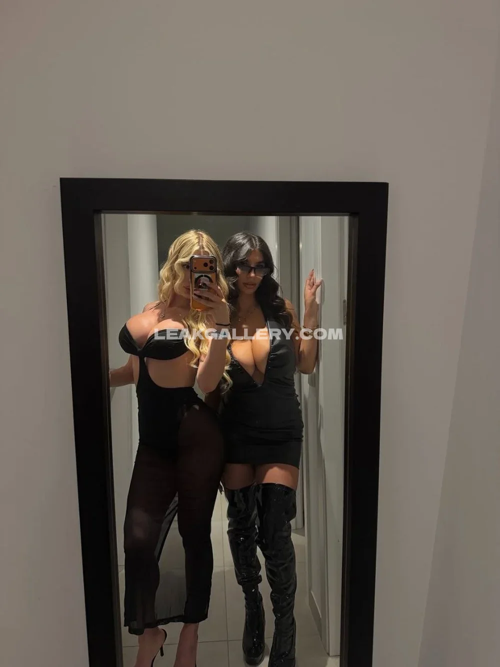 Bufalika Mirror Selfie With Friend OnlyFans Photo Leaked