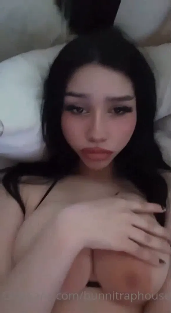 Bunnitraphouse Topless Bed Pose OnlyFans Video Leaked