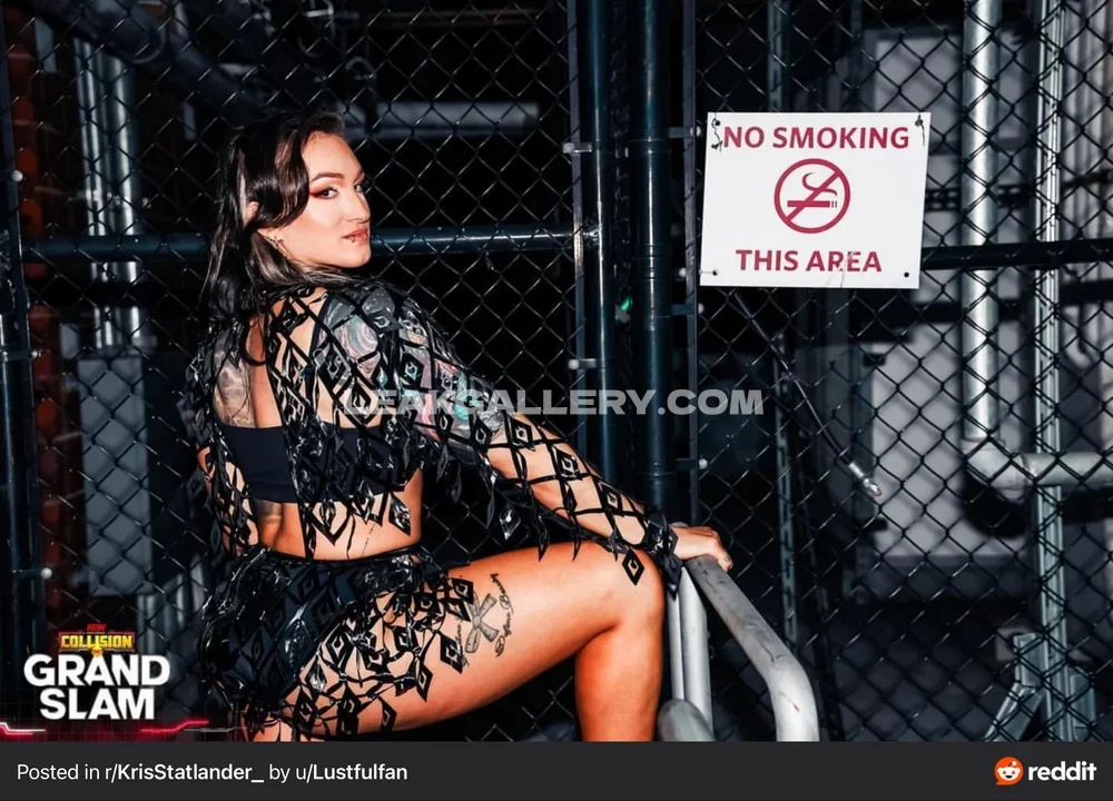 Callmekrisstat Tattooed Backless Outfit Pose OnlyFans Photo Leaked