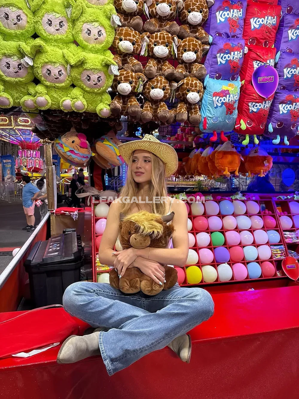Carolinezalog Cowboy Hat With Stuffed Bull OnlyFans Photo Leaked