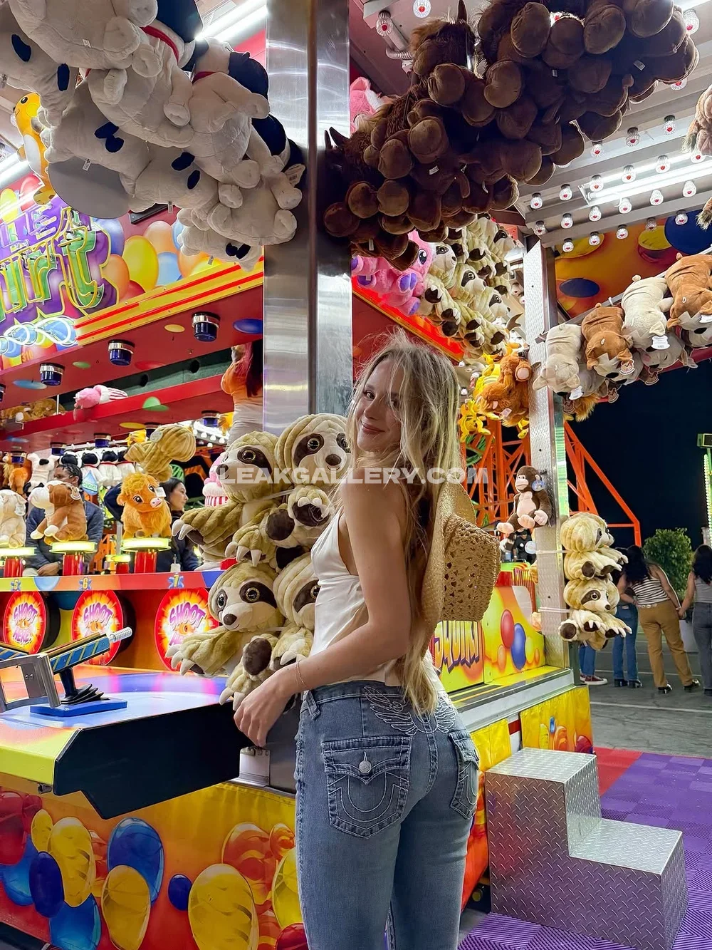 Carolinezalog Jeans And White Top OnlyFans Photo Leaked