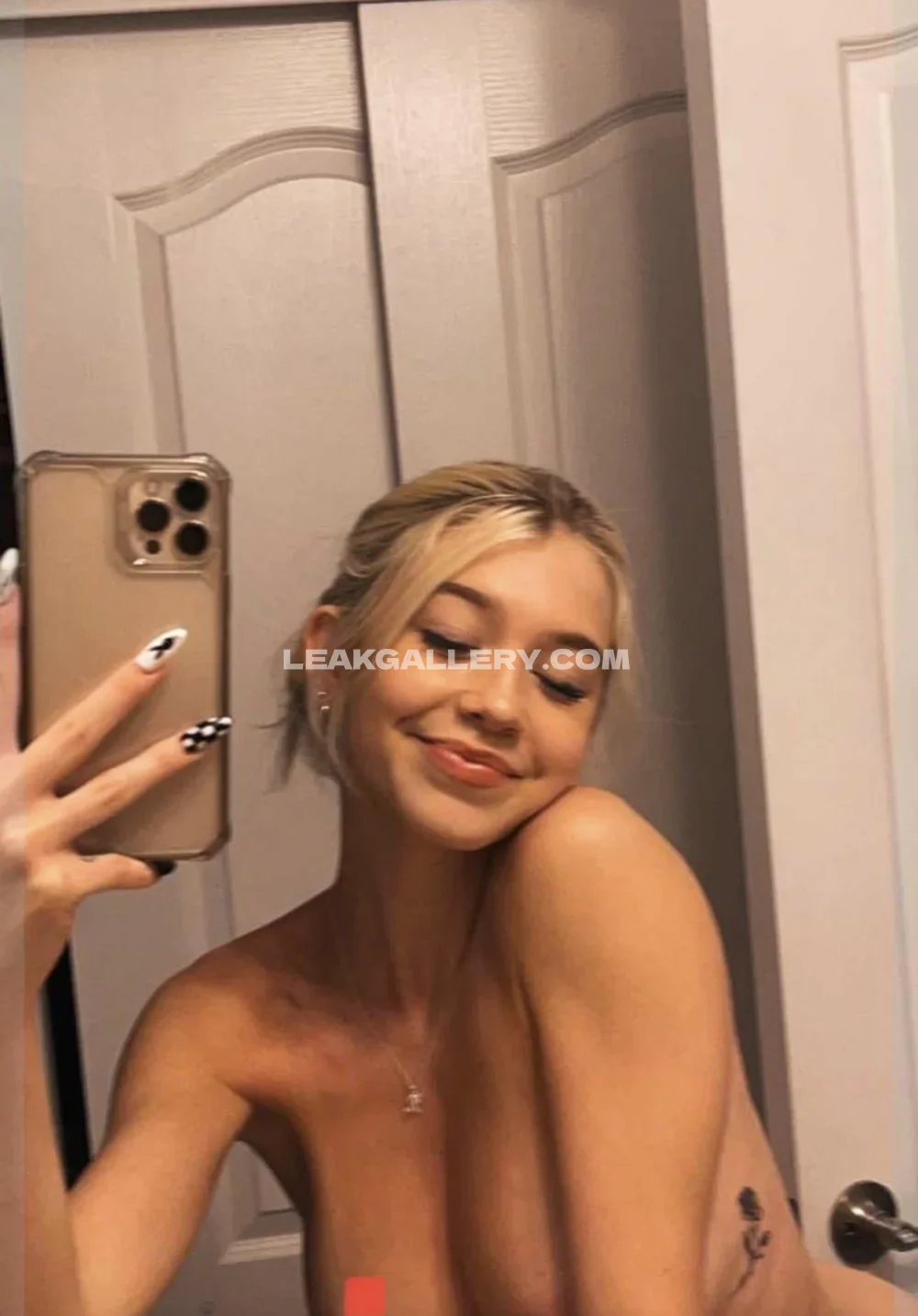 Charlotteeee01 Topless Mirror Selfie OnlyFans Photo Leaked