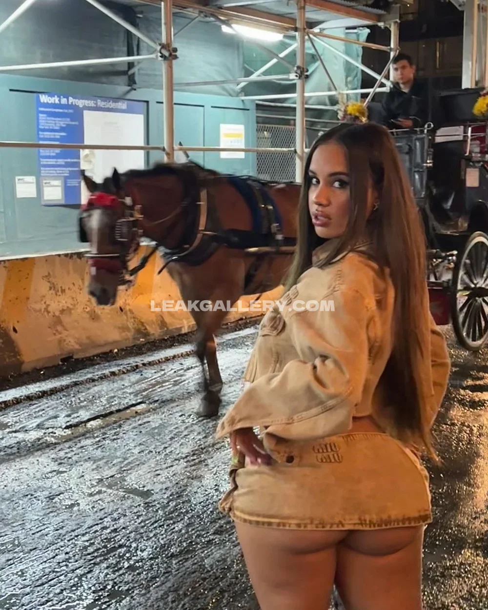 Chey_anderson Denim Outfit Street Pose OnlyFans Photo Leaked