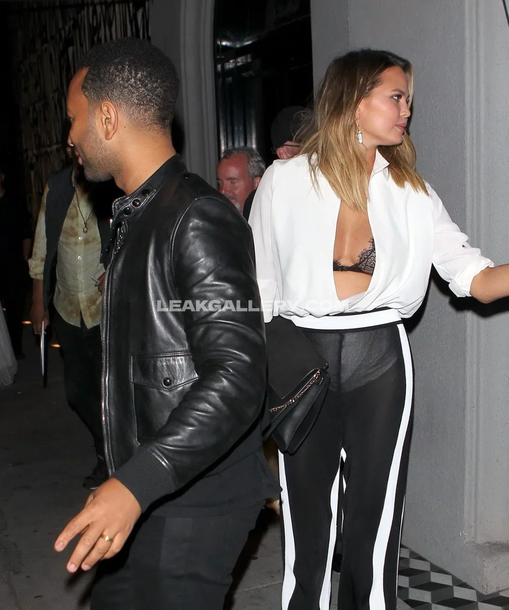 Chrissy_teigen White Shirt Black Bra OnlyFans Photo Leaked