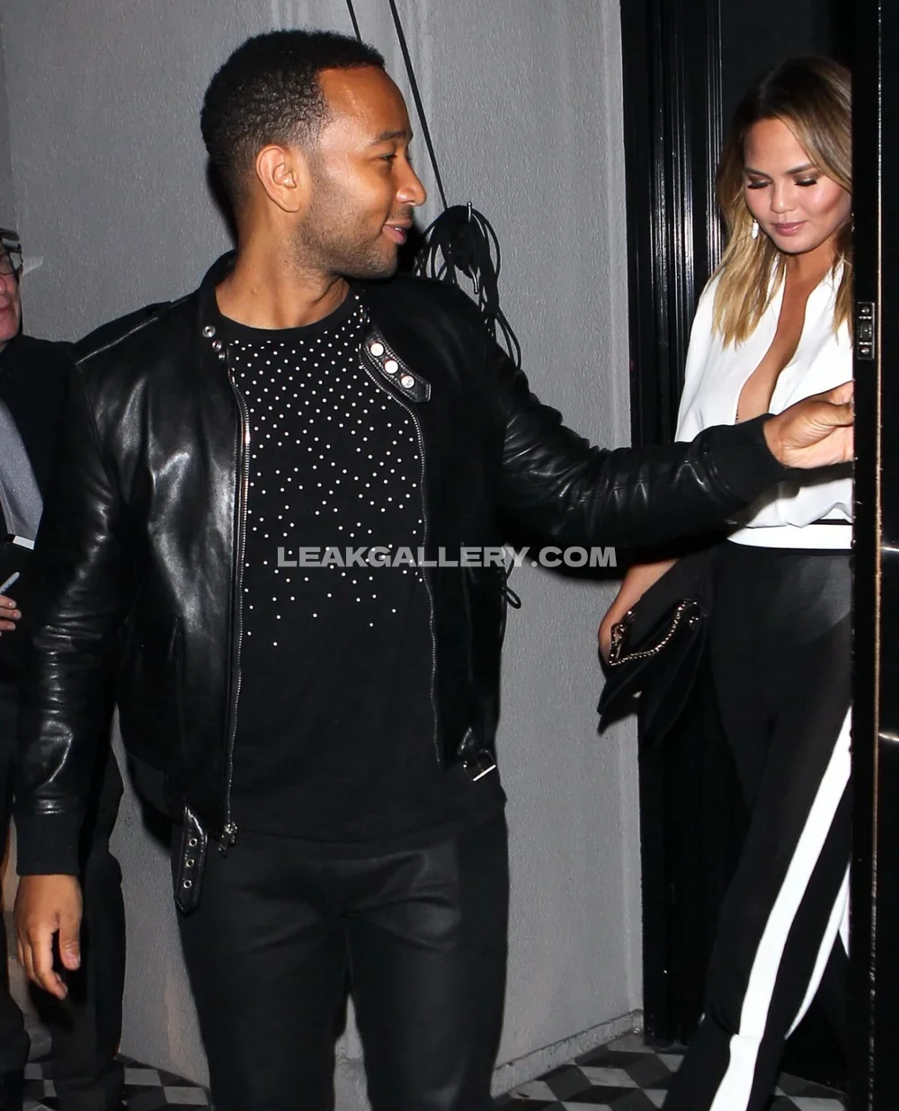 Chrissy_teigen White Shirt Black Pants OnlyFans Photo Leaked