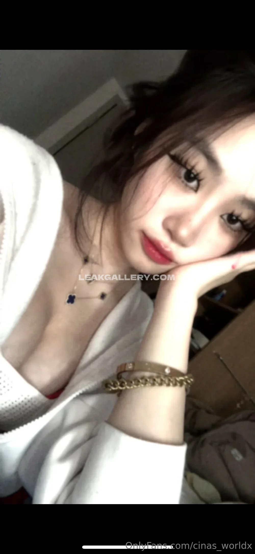 Cinas_worldx White Hoodie Cleavage Pose OnlyFans Photo Leaked