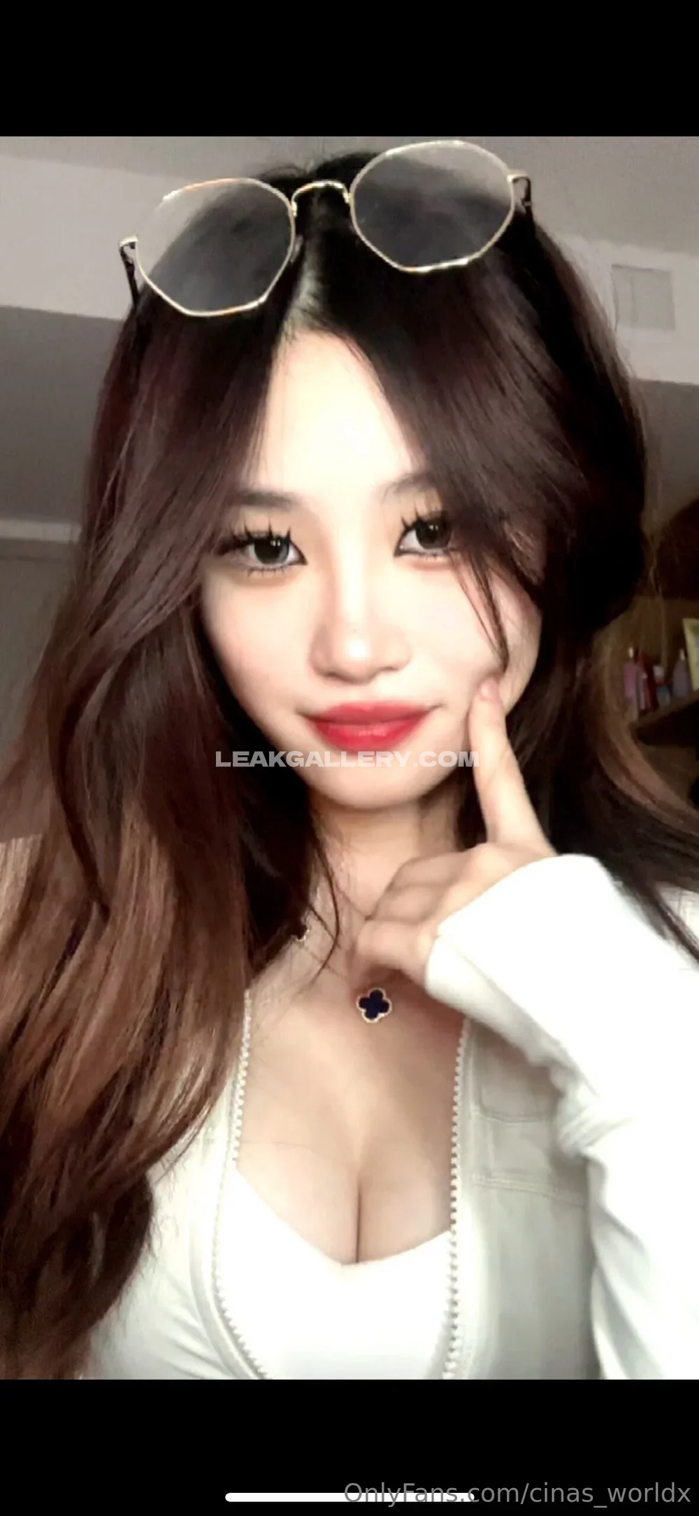 Cinas_worldx White Top Finger Pose OnlyFans Photo Leaked