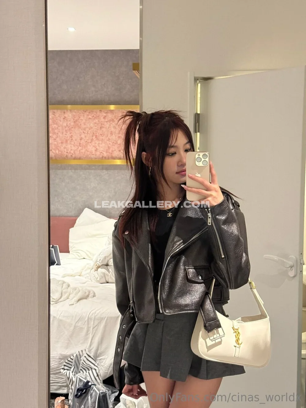 Cinas_worldx Mirror Selfie In Leather OnlyFans Photo Leaked
