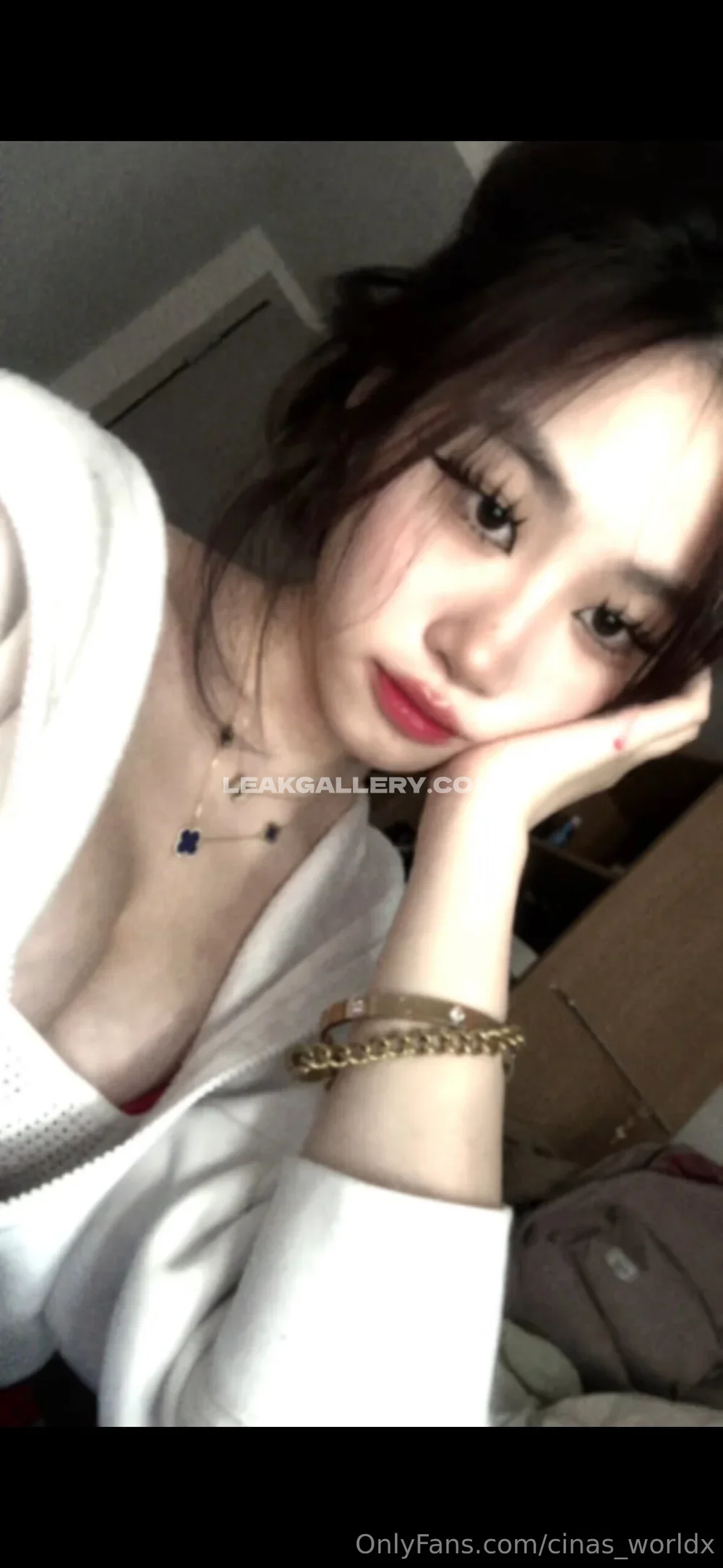 Cinas_worldx Necklace And Bracelet Pose OnlyFans Photo Leaked
