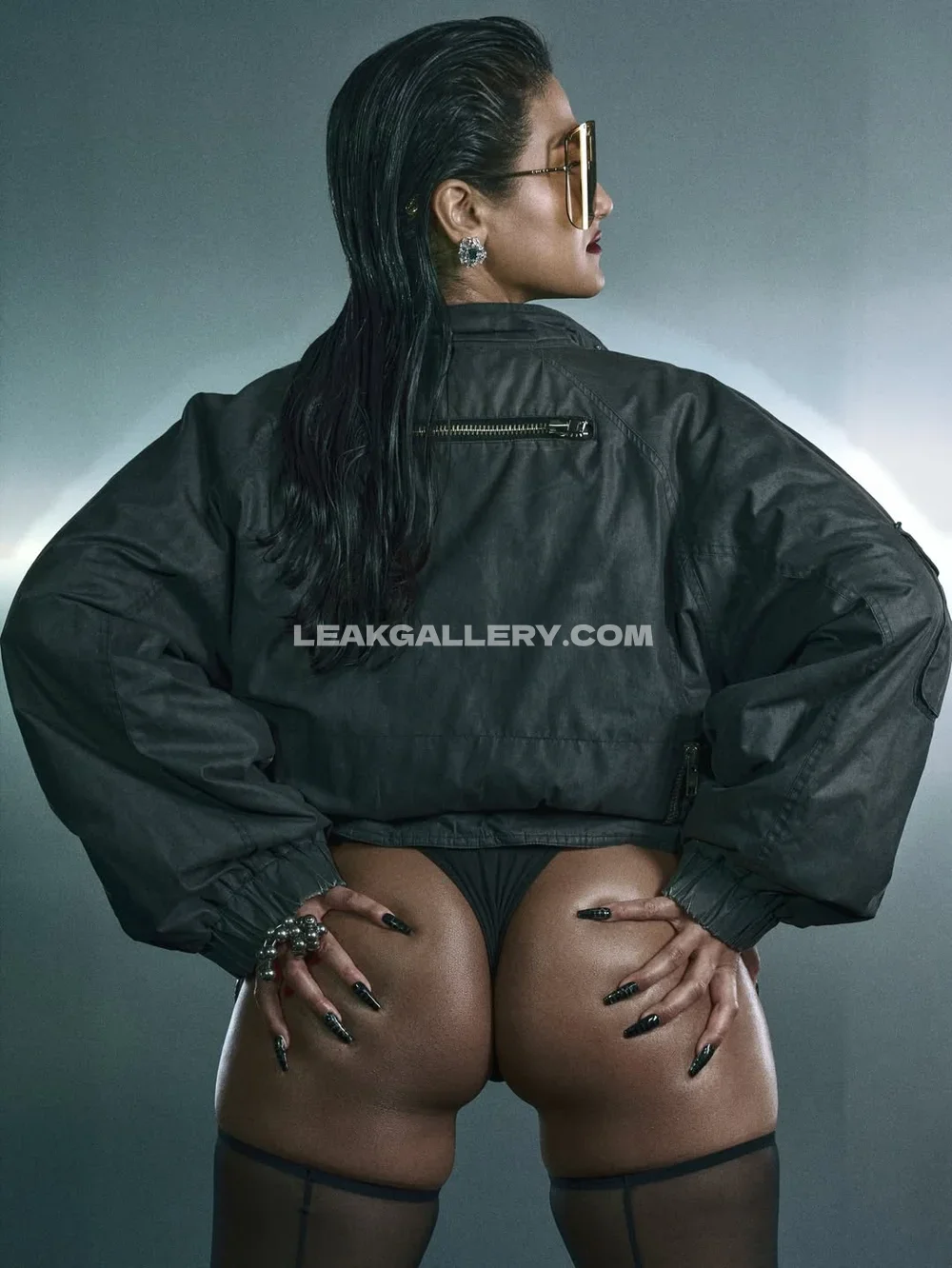 Constanceangel Ass Grab In Jacket OnlyFans Photo Leaked
