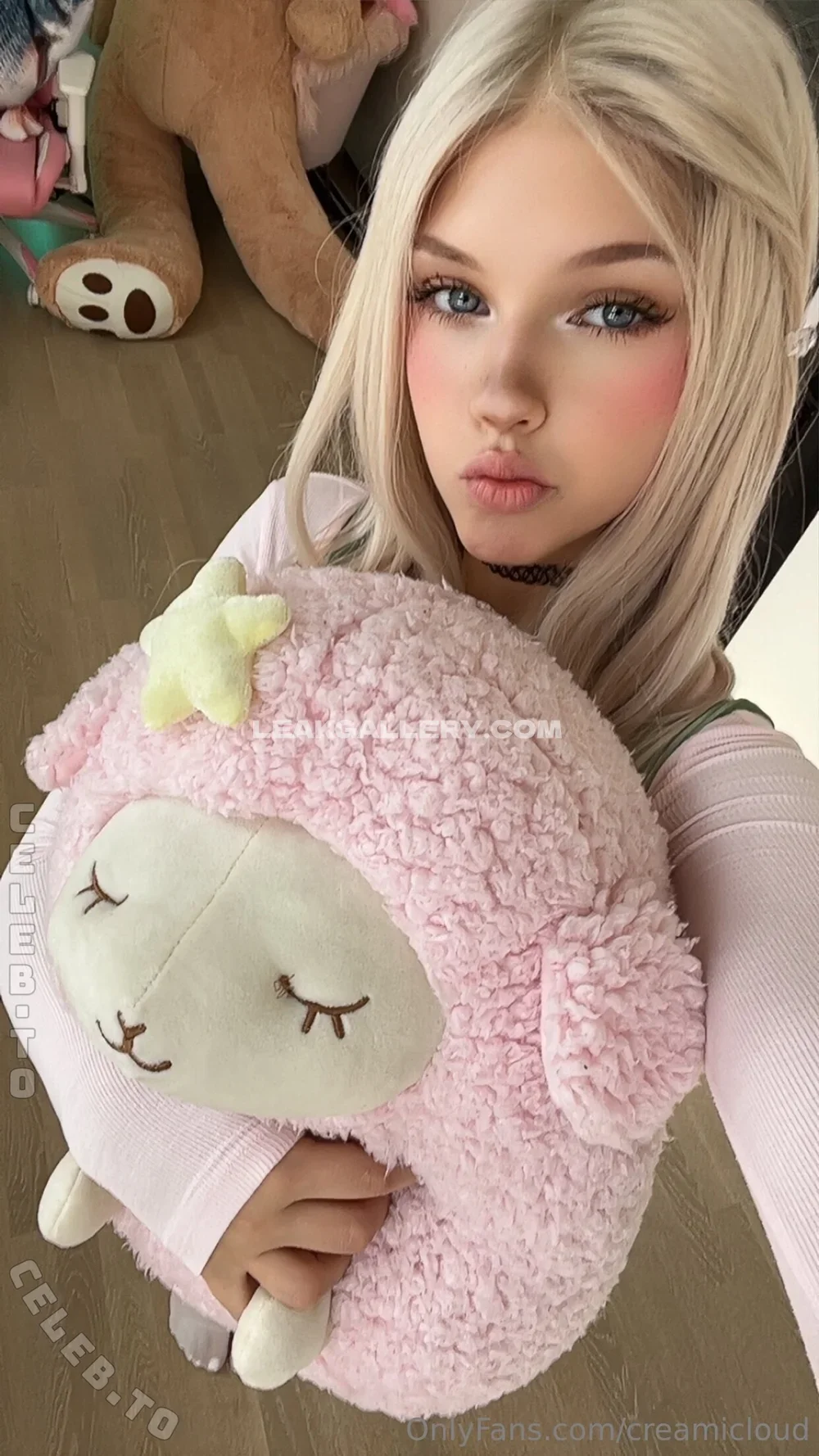 Creamicloudxo Blonde Selfie With Plush OnlyFans Photo Leaked