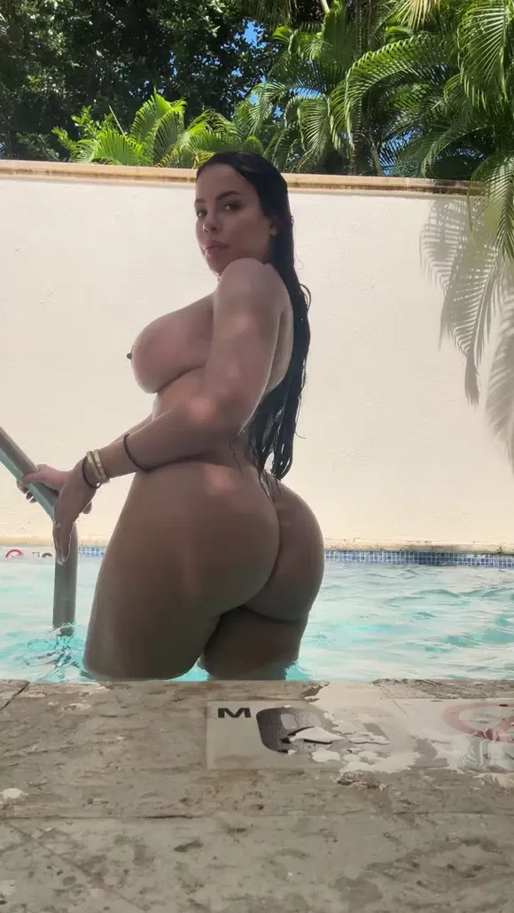Cutelunastar Naked Poolside Pose OnlyFans Video Leaked