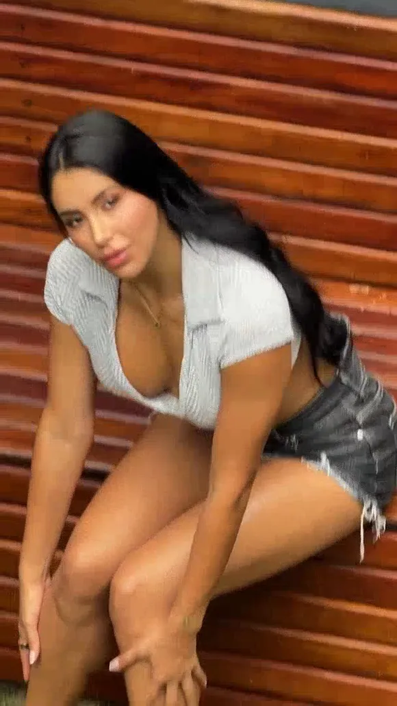 Dahyn11 Crouching in Striped Top OnlyFans Video Leaked