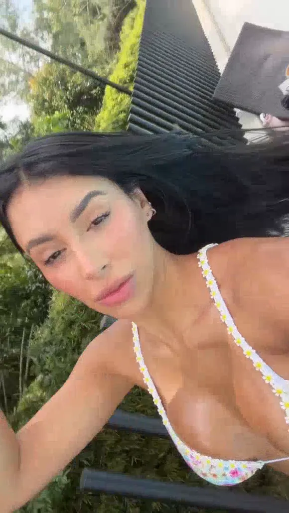Dahyn11 Floral Bikini Selfie Pose OnlyFans Video Leaked