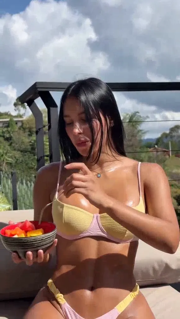 Dahyn11 Bikini Topless Fruit Tease OnlyFans Video Leaked