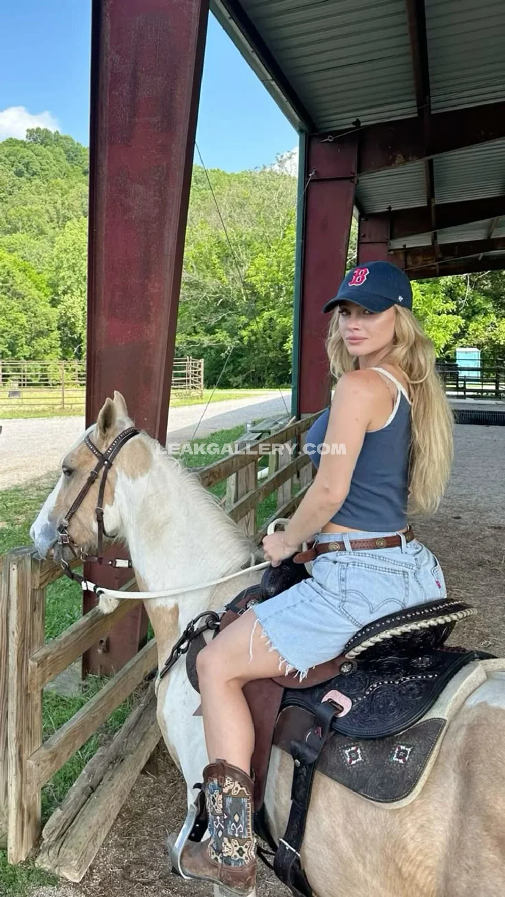 Daisykeech Cowgirl Hat Horse Ride OnlyFans Photo Leaked