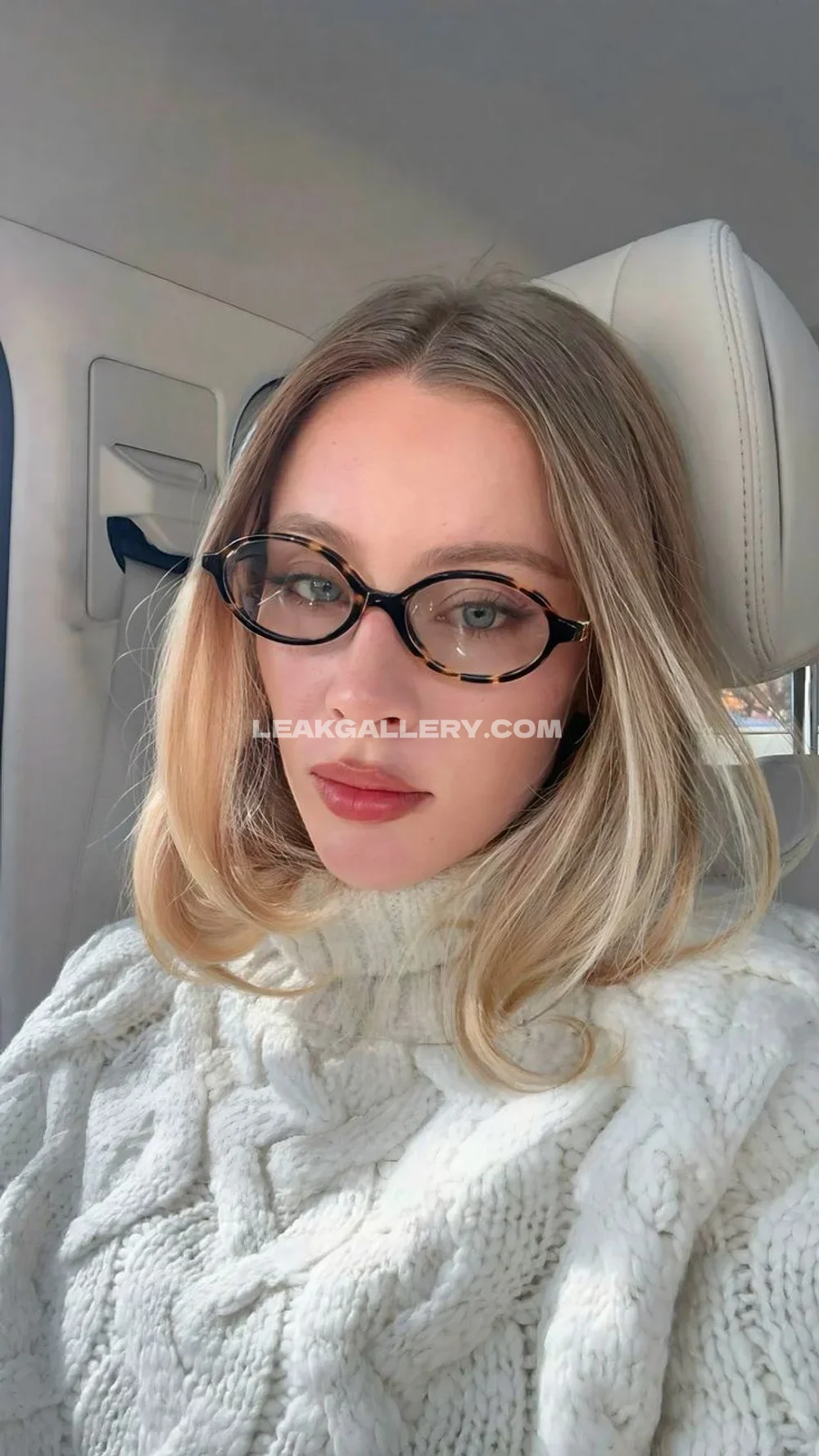 Daisykeech Glasses And Turtleneck Selfie OnlyFans Photo Leaked