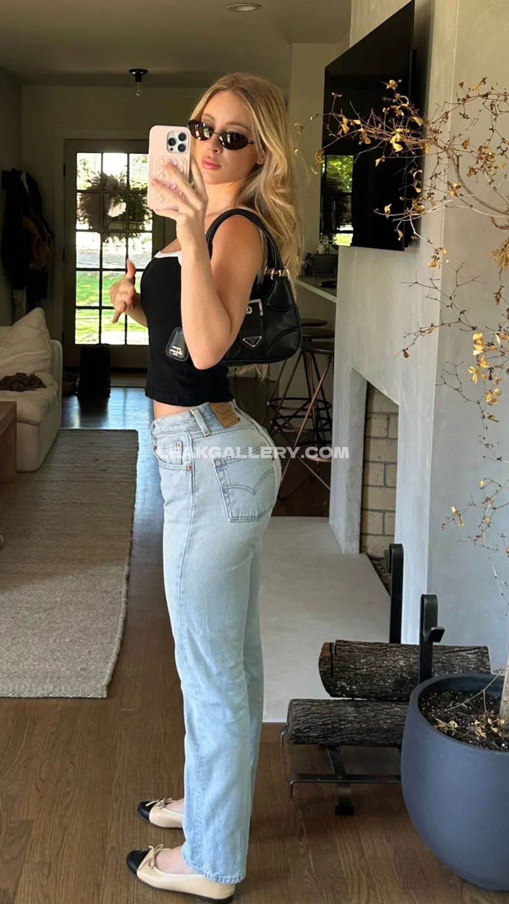 Daisykeech Full Body Mirror Selfie OnlyFans Photo Leaked