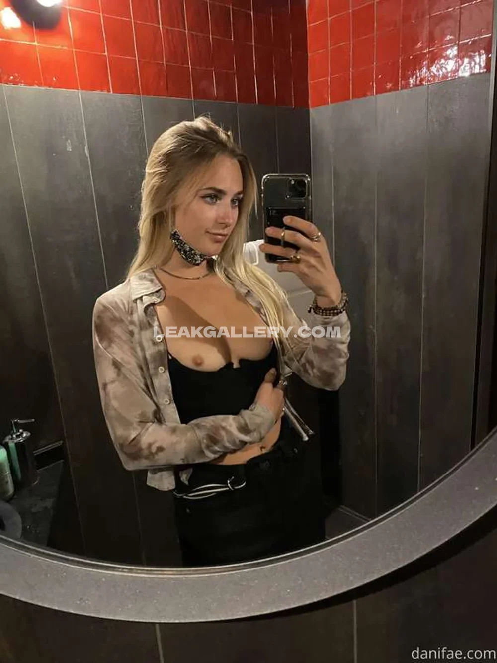Danifae Mirror Selfie In Open Shirt OnlyFans Photo Leaked