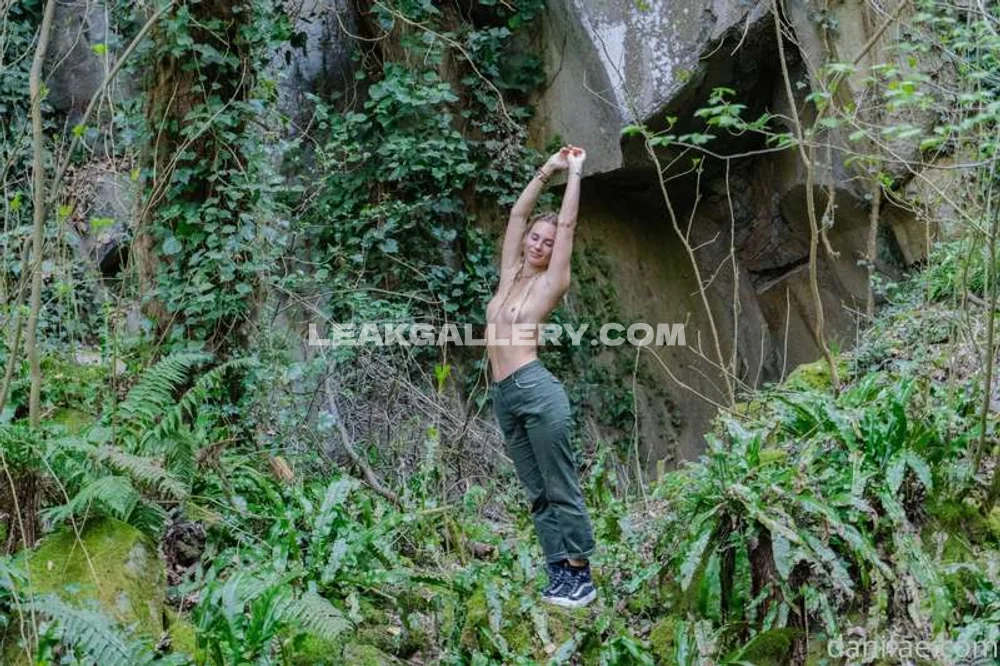 Danifae Topless Outdoor Stretch OnlyFans Photo Leaked