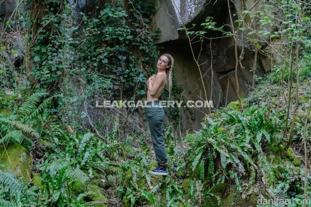 Danifae Topless Outdoor Pose OnlyFans Photo Leaked