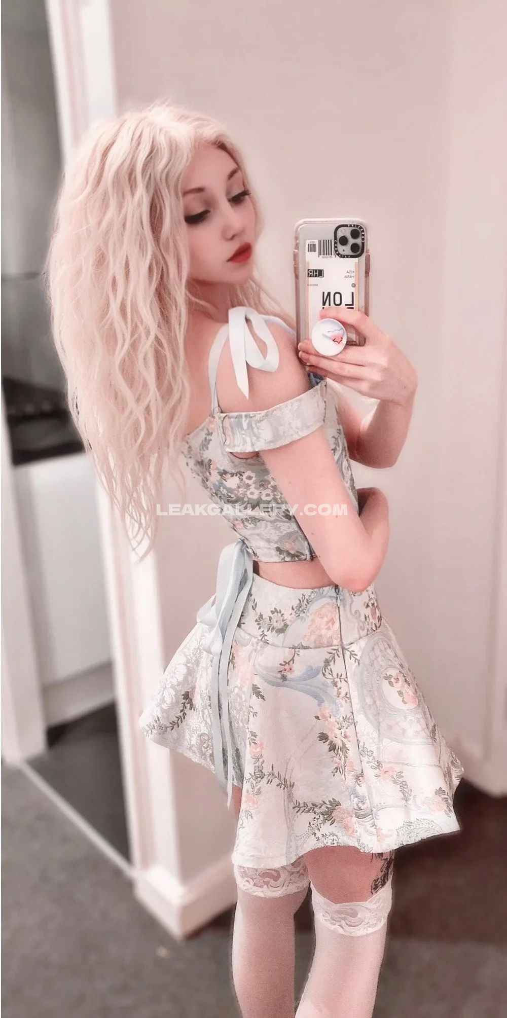 Denkachus Floral Crop Top Selfie OnlyFans Photo Leaked