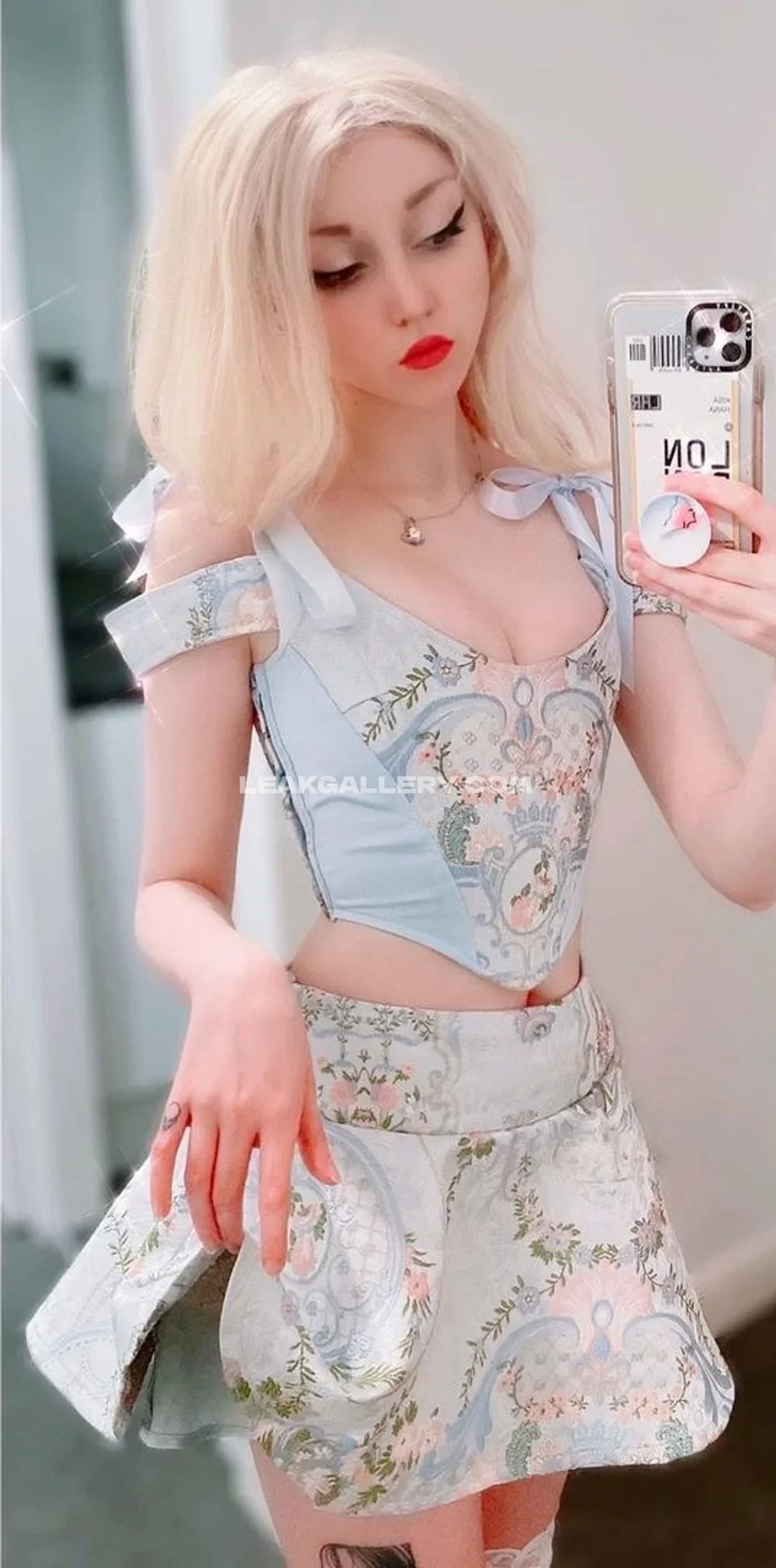 Denkachus Floral Crop Top Selfie OnlyFans Photo Leaked