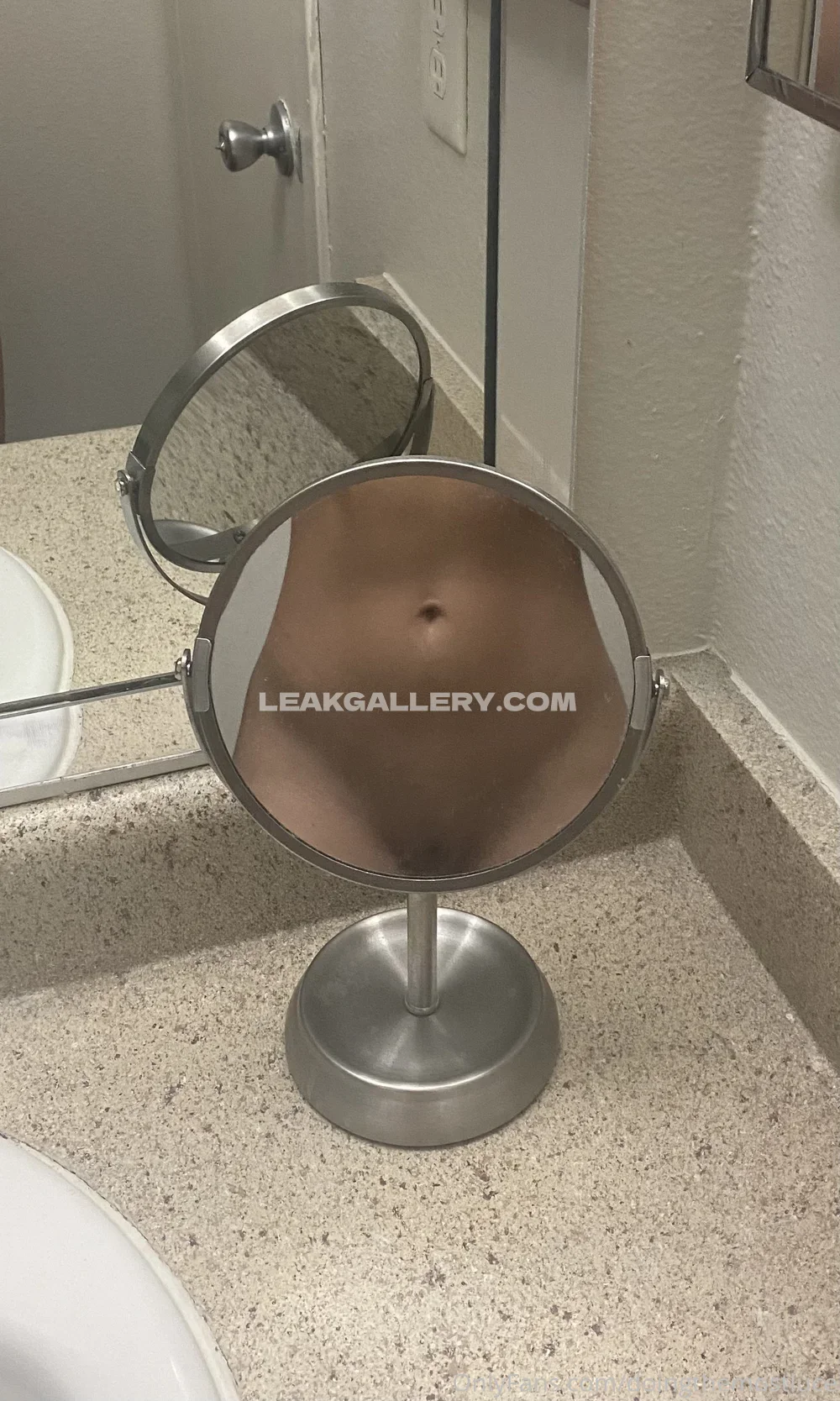 Doingthemostluce Mirror Belly Button Reveal OnlyFans Photo Leaked
