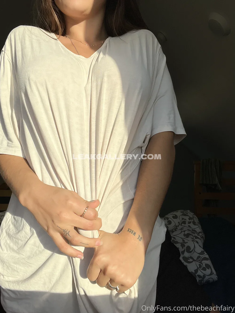 Doingthemostluce Tattooed Hands In White Tee OnlyFans Photo Leaked