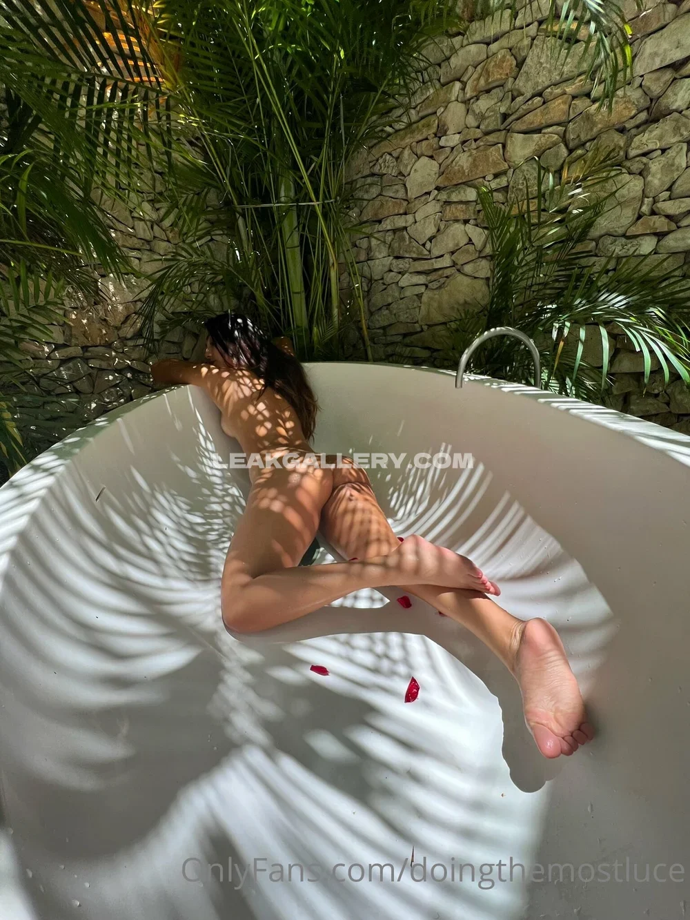 Doingthemostluce Naked Bathtub Pose OnlyFans Photo Leaked