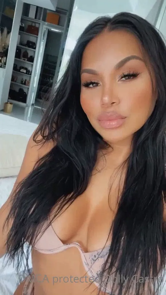 Dollycastro Topless Bedroom Selfie OnlyFans Video Leaked