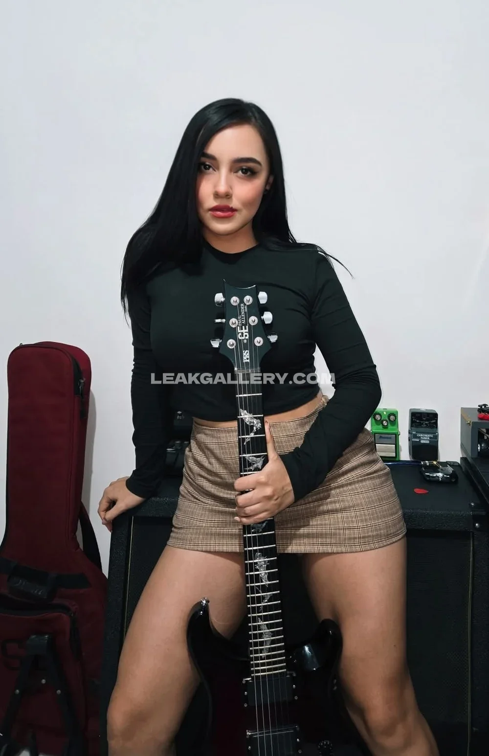 Dulcesoltero Guitar Pose In Crop Top OnlyFans Photo Leaked