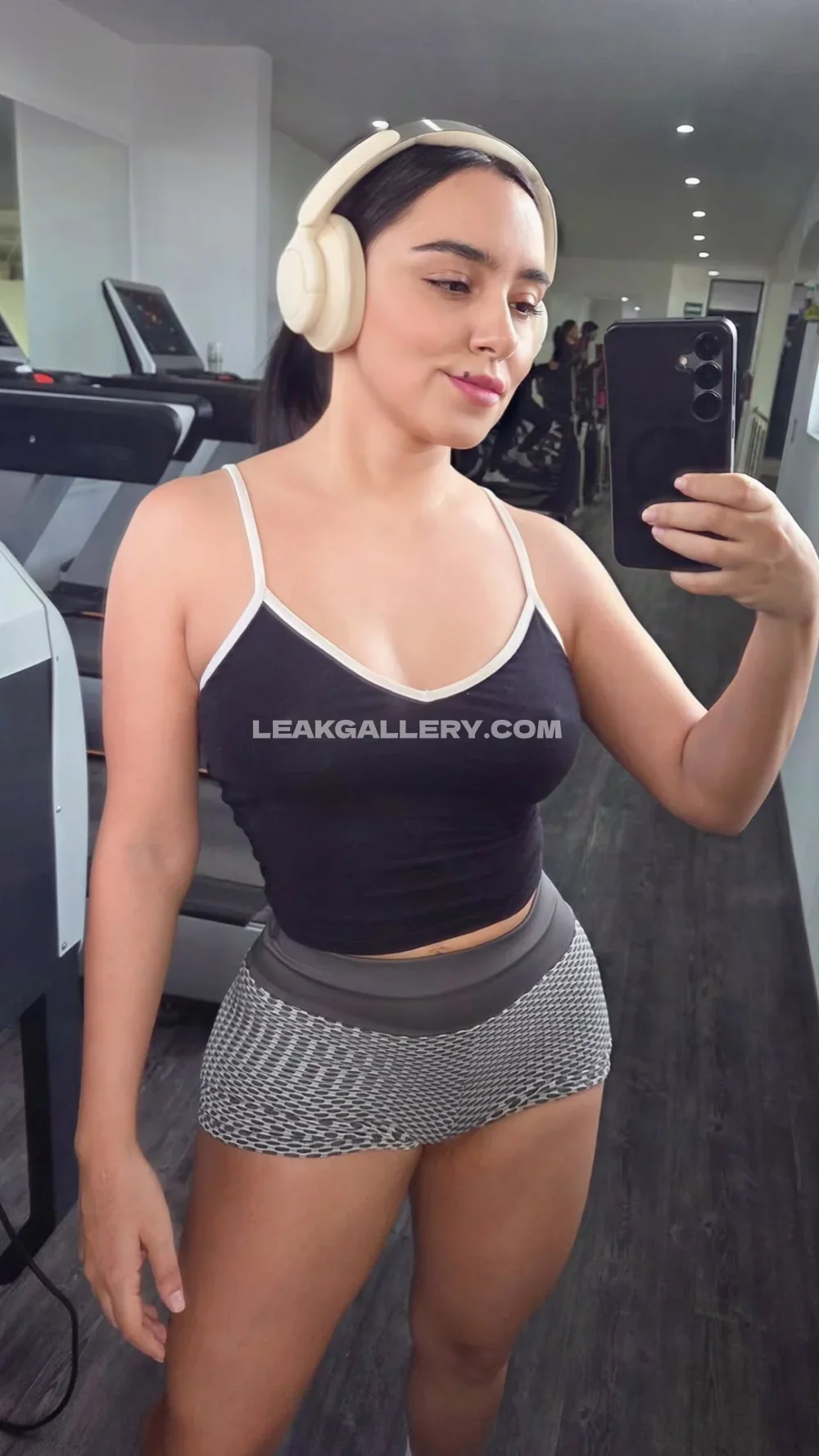 Dulcesoltero Gym Selfie In Sports Bra OnlyFans Photo Leaked