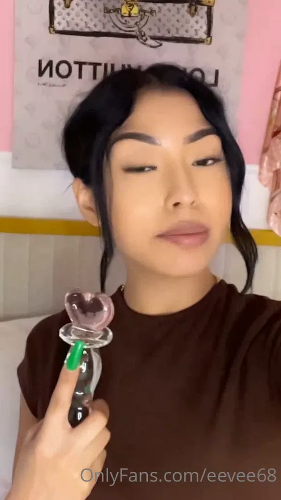 Eevee68 Holding Glass Toy OnlyFans Video Leaked