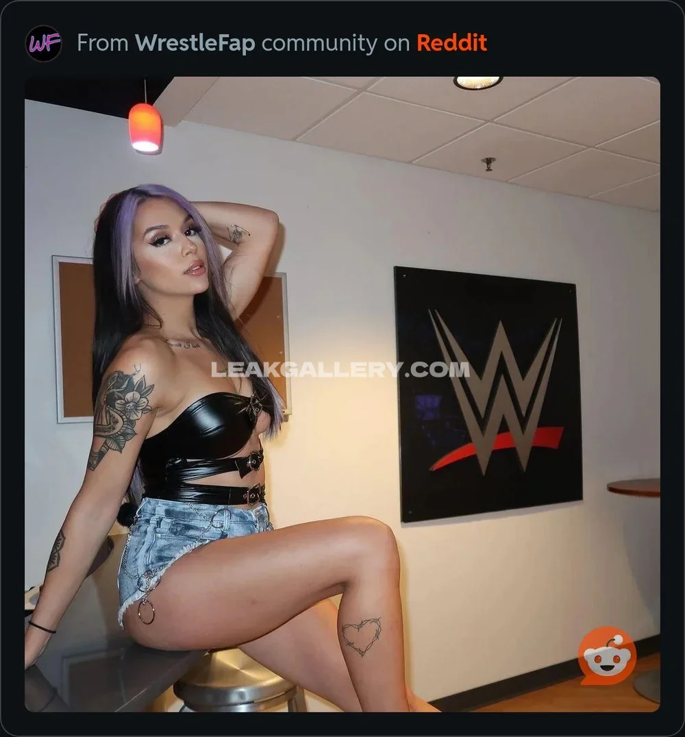 Elaynablack Tattooed Busty Pose In Denim OnlyFans Photo Leaked